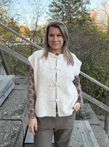 Celestia Stickad väst beige