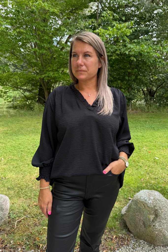 Corinne - Blus V-ringad - Svart - Nyhet