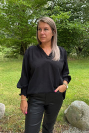 Corinne - Blus V-ringad - Svart - Nyhet