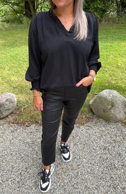 Corinne - Blus V-ringad - Svart - Nyhet
