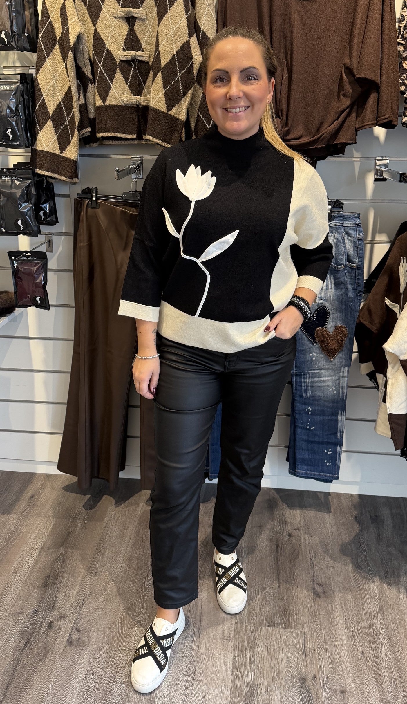 Elena Ponchotröja Blomma Svart