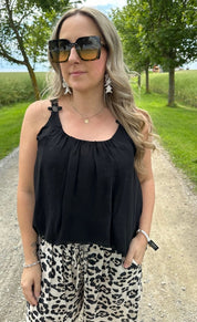 Ellen - Satinlinne - Blommor - Svart  - Nyhet