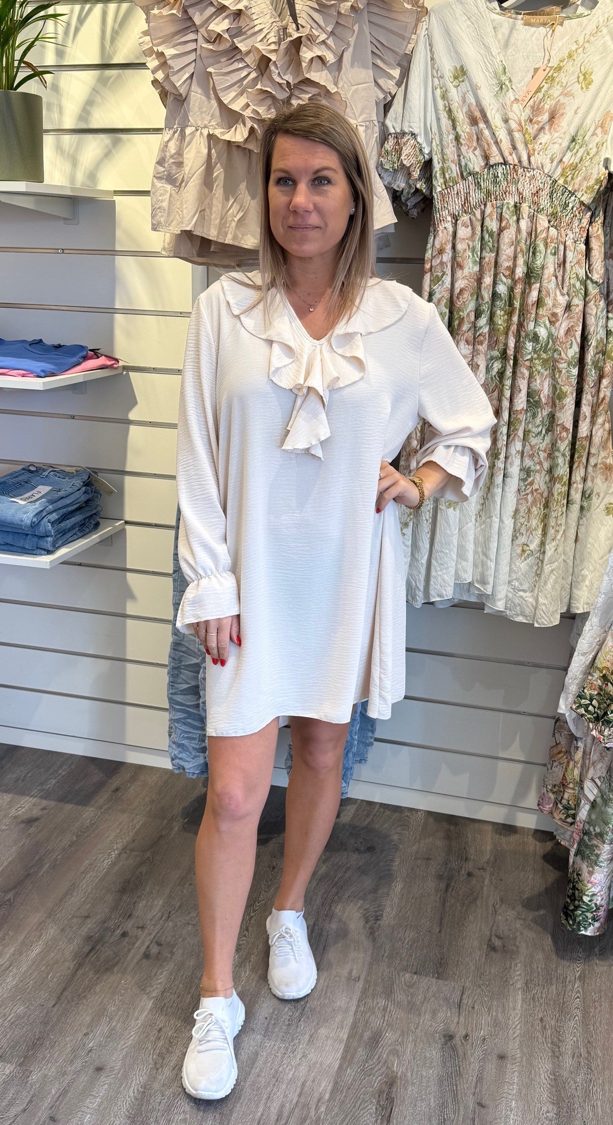 Emilie- Tunika med volang- Beige
