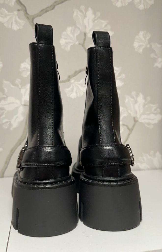 Erica - Boots Spänne - Svart -  Nyhet