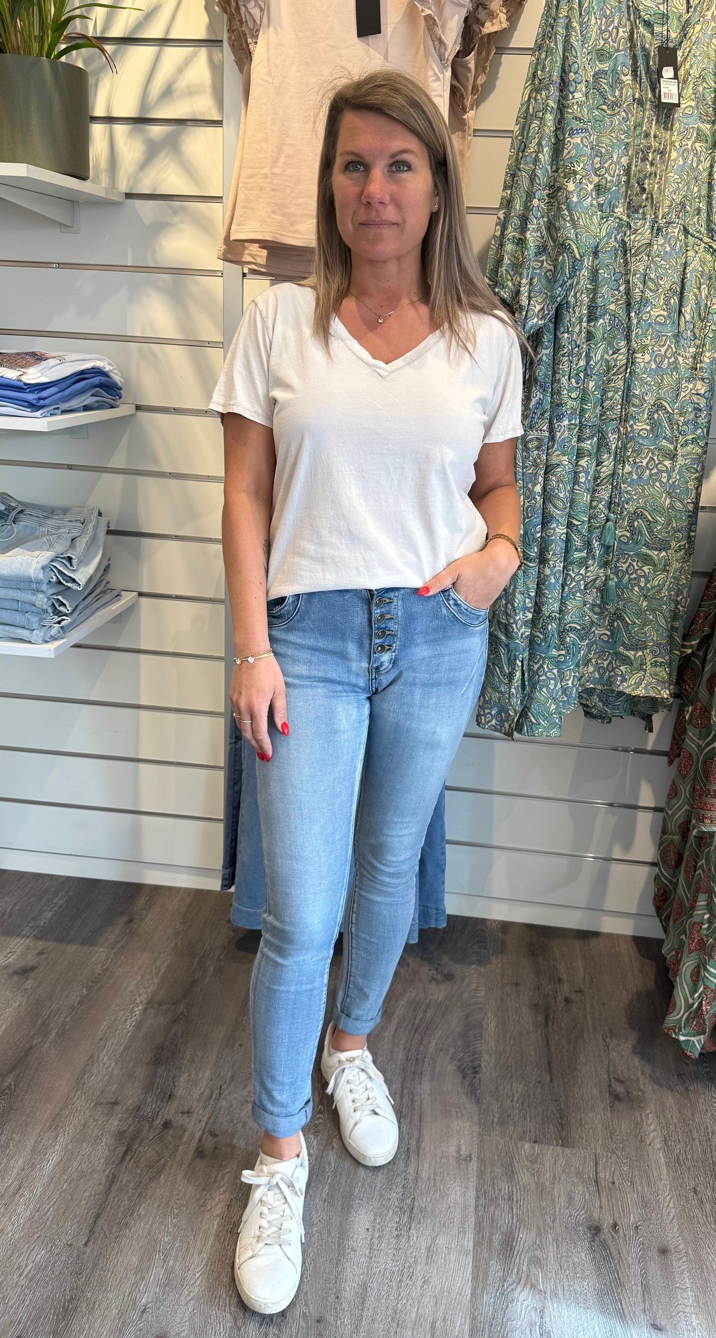 Ewa - T-shirt- V-ringad - Beige - Nyhet