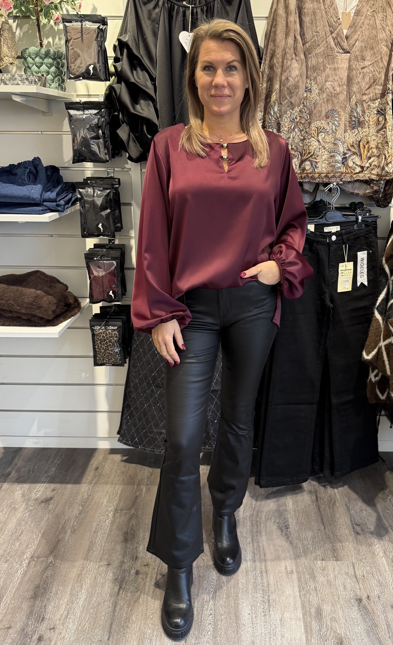 Gitt Blus med Gulddetalj Wine