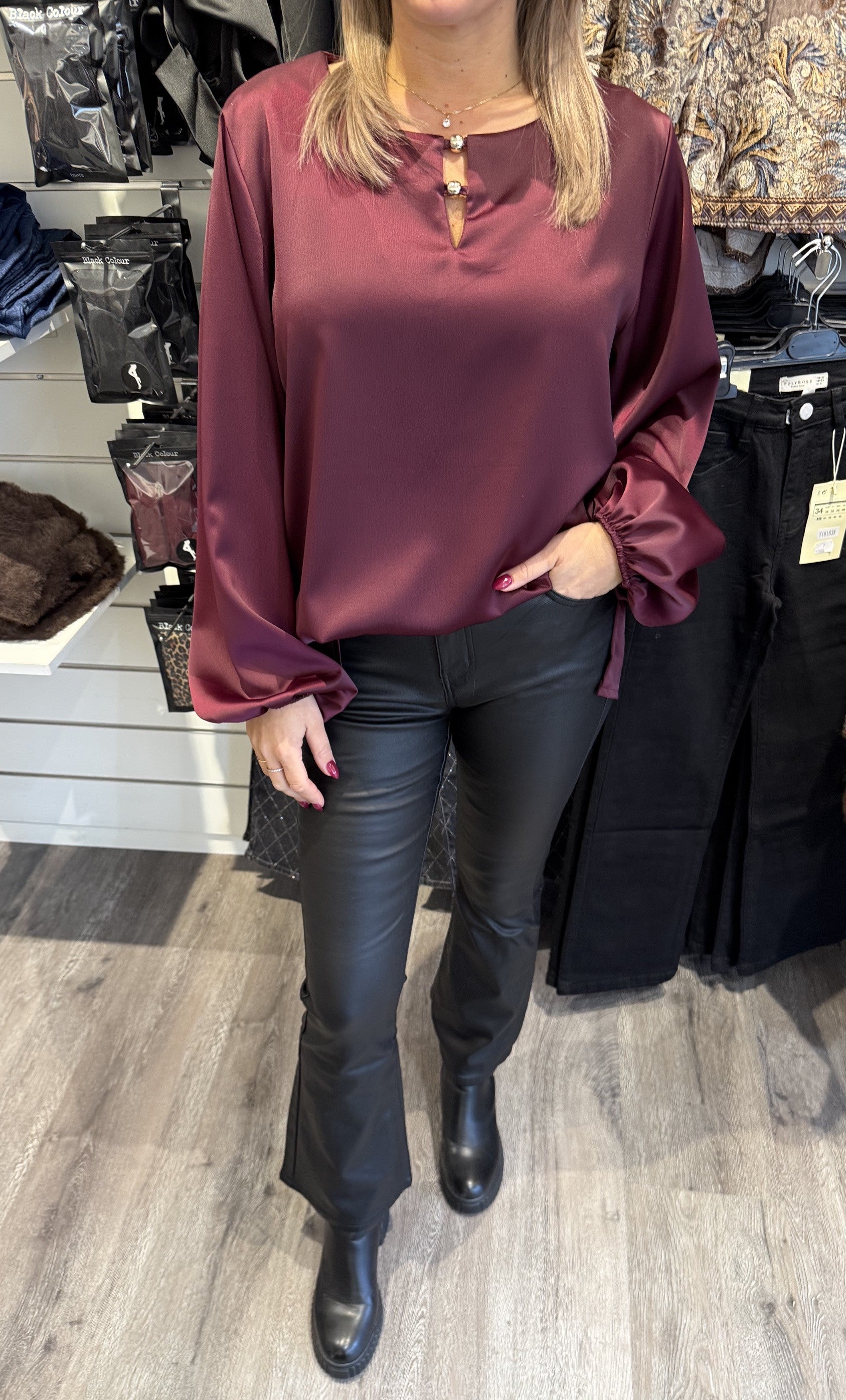 Gitt Blus med Gulddetalj Wine