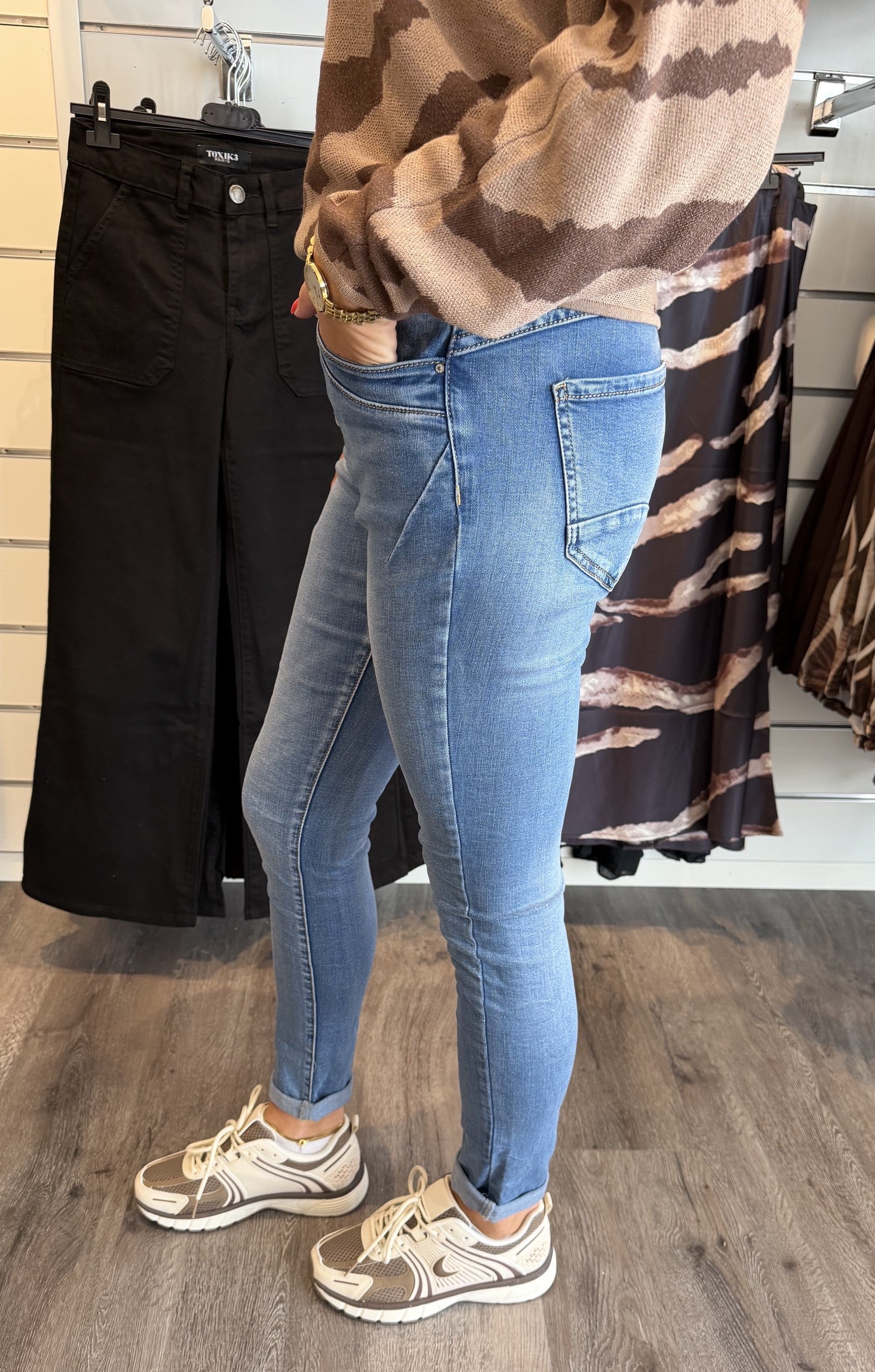 Zelma Jeans med knappar mid wash 115