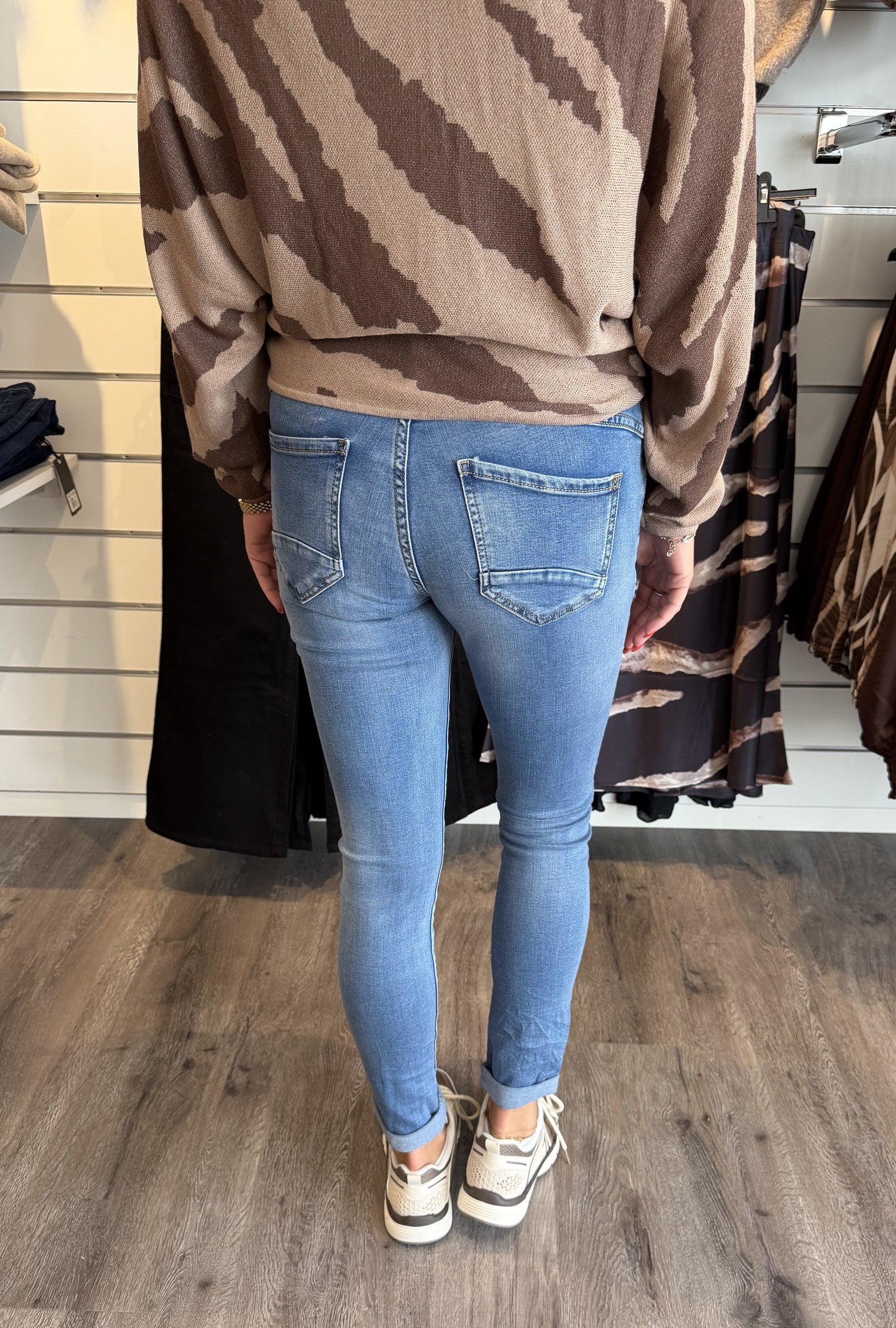 Zelma Jeans med knappar mid wash 115