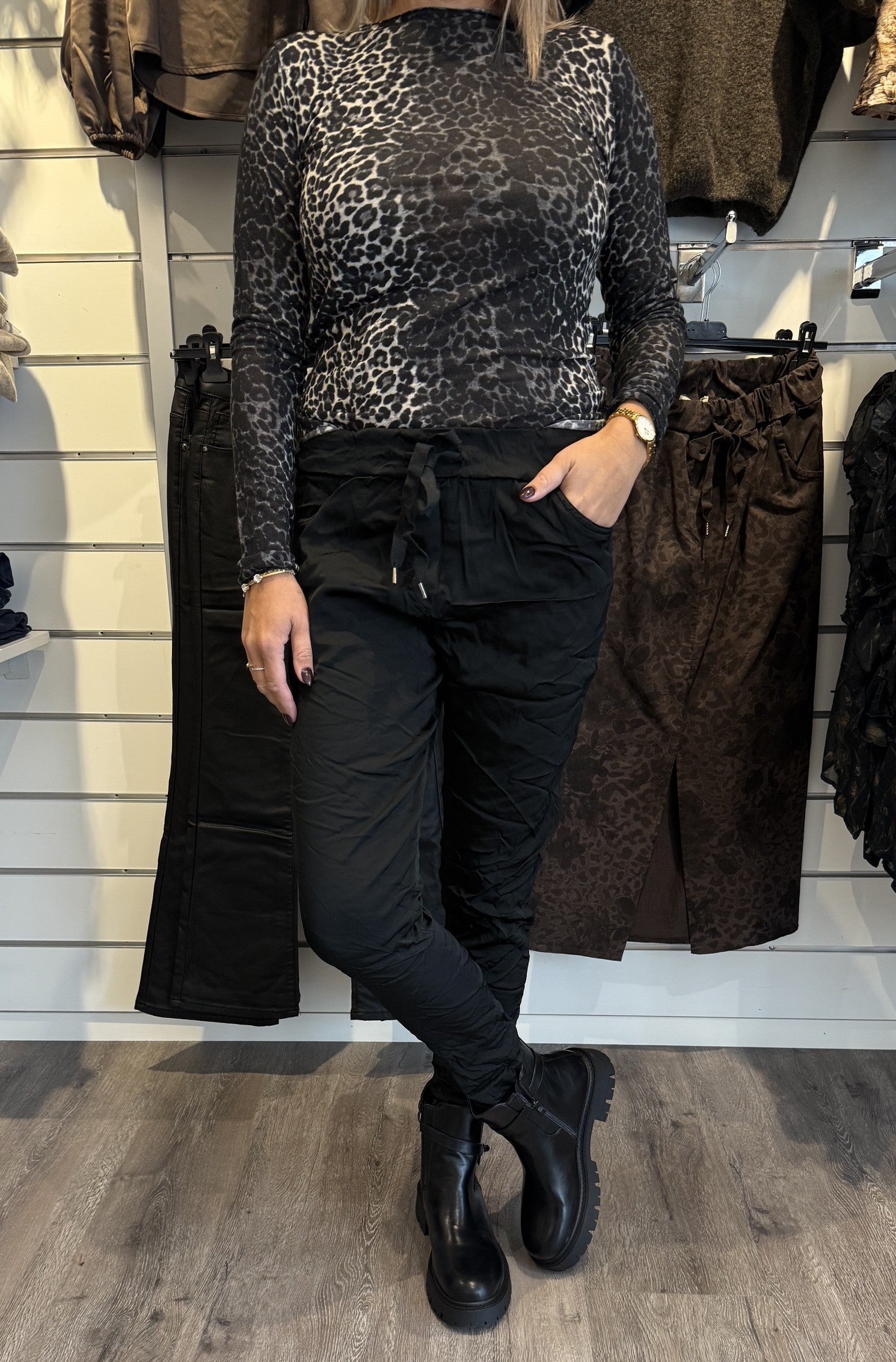 Ilma Byxor med knyt Glansiga Svart