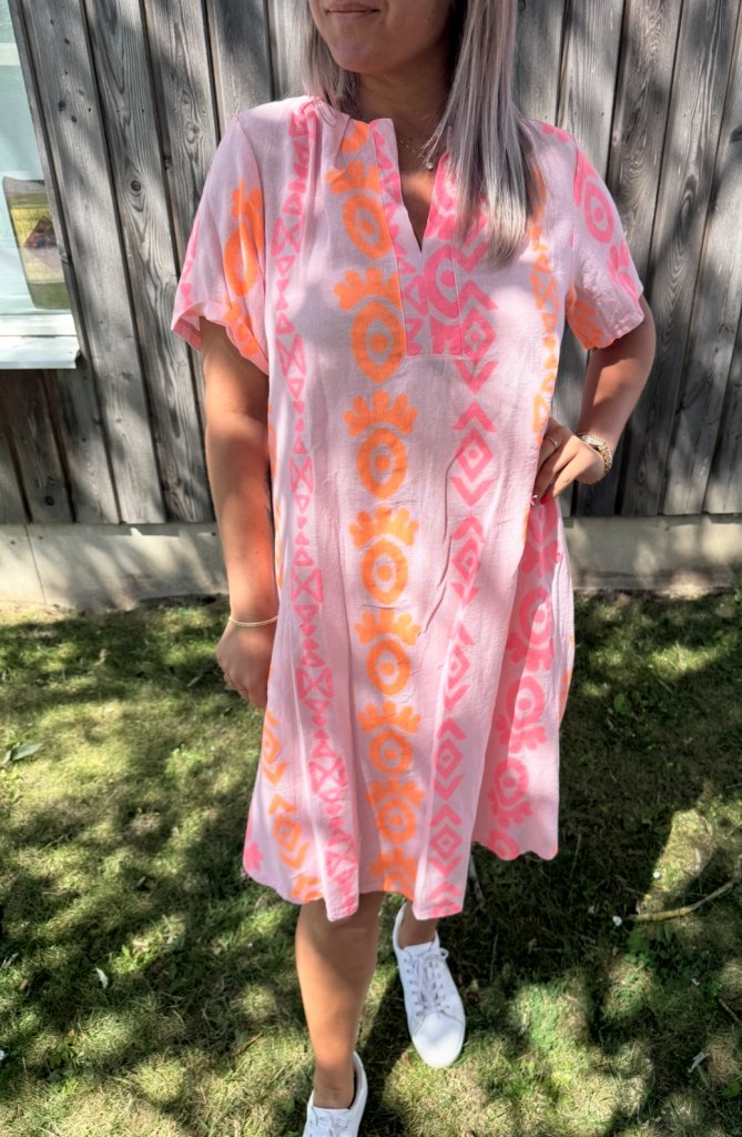 Nicolette - Klänning - Mönster - Fuxia/Korall- Nyhet