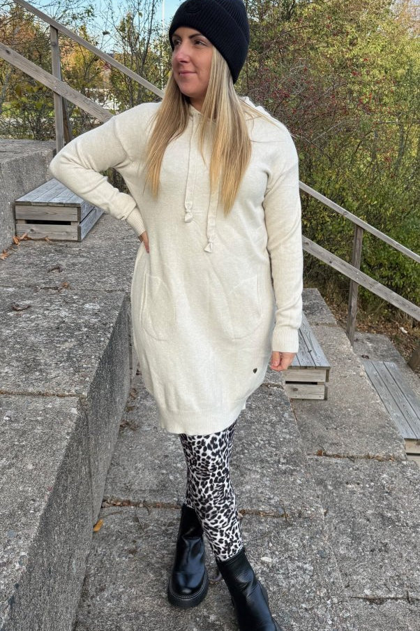 jenniebeige1.jpg