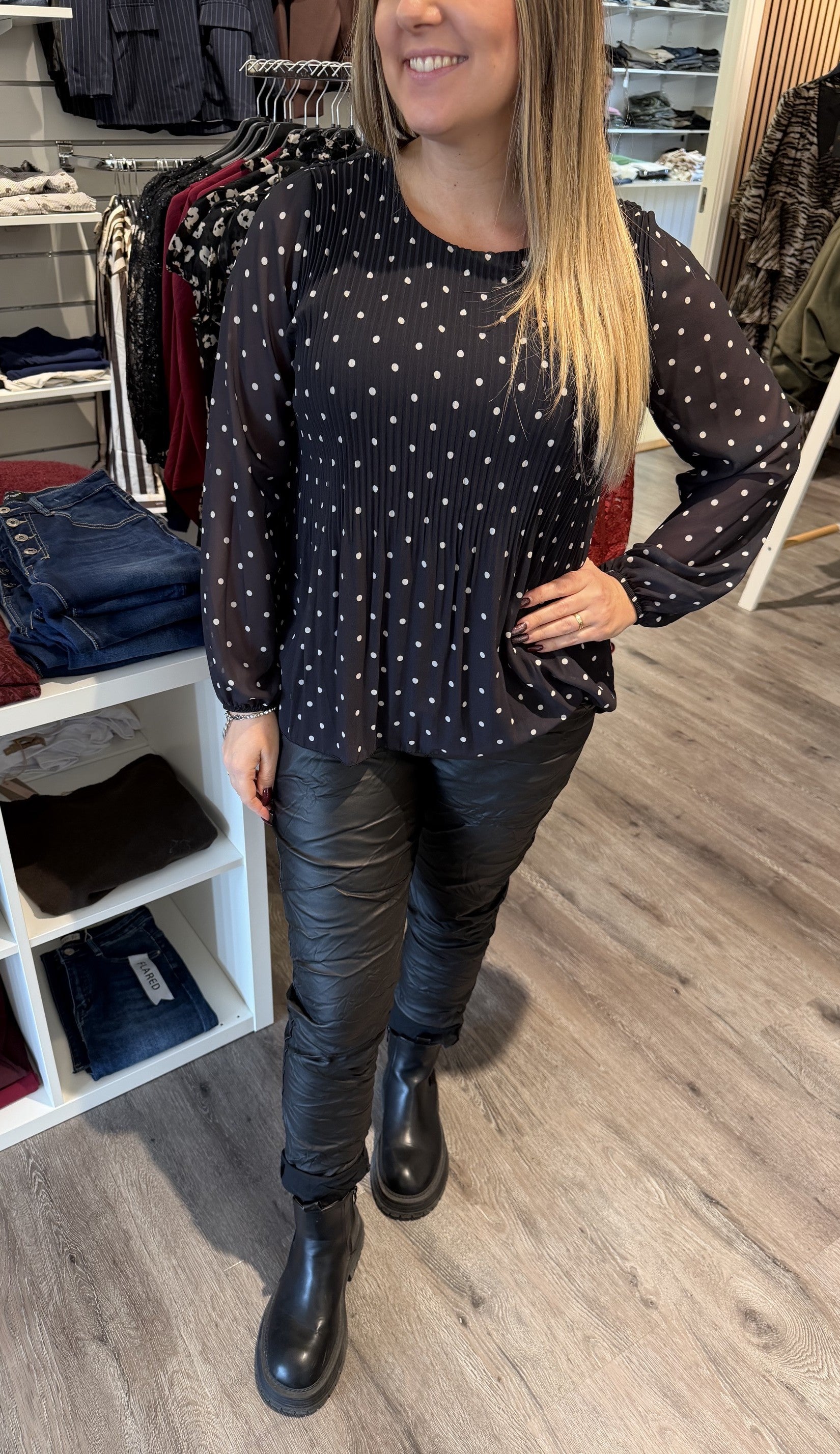 Kana blus prickig Svart