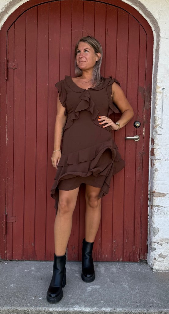 Rose- Klänning med volang- Choco-