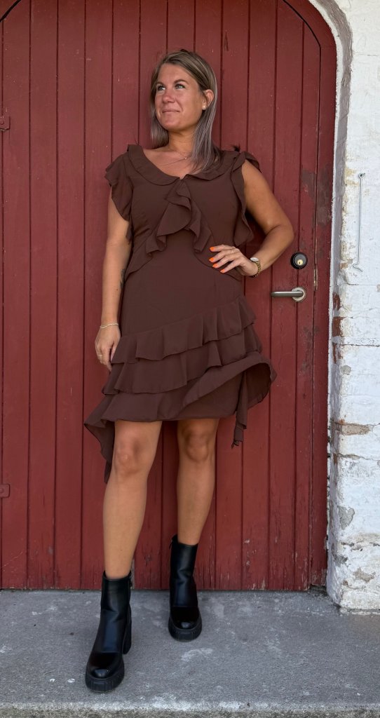 Rose- Klänning med volang- Choco-