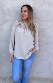 Lexi - Topp med krås  -Beige- Nyhet