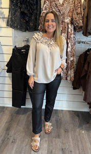 Lexi Topp med krås Beige