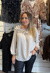 Lexi Topp med krås Beige