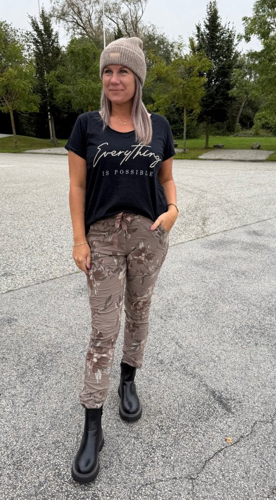 Lillian - T-shirt - Svart-  Nyhet