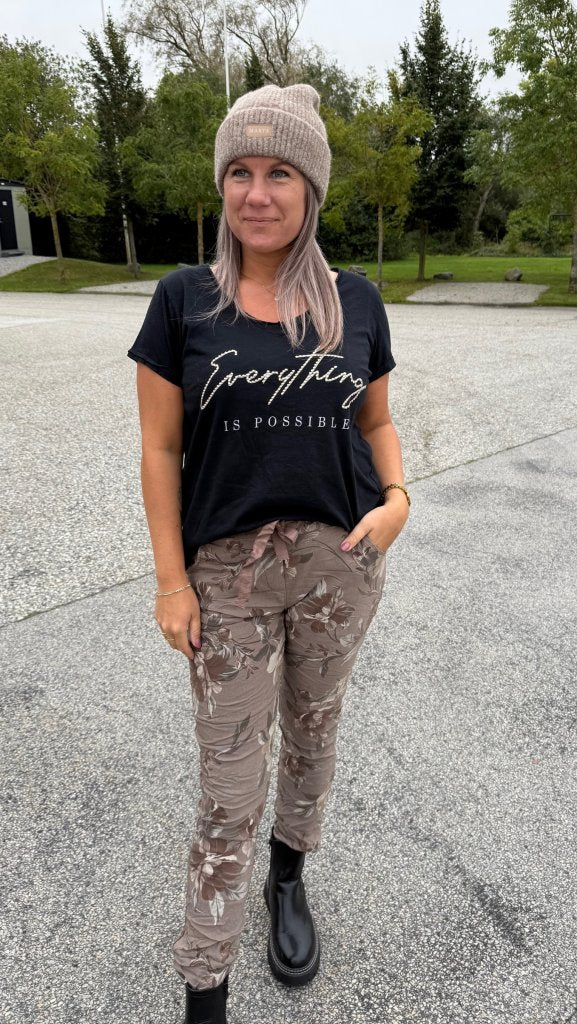 Lillian - T-shirt - Svart-  Nyhet