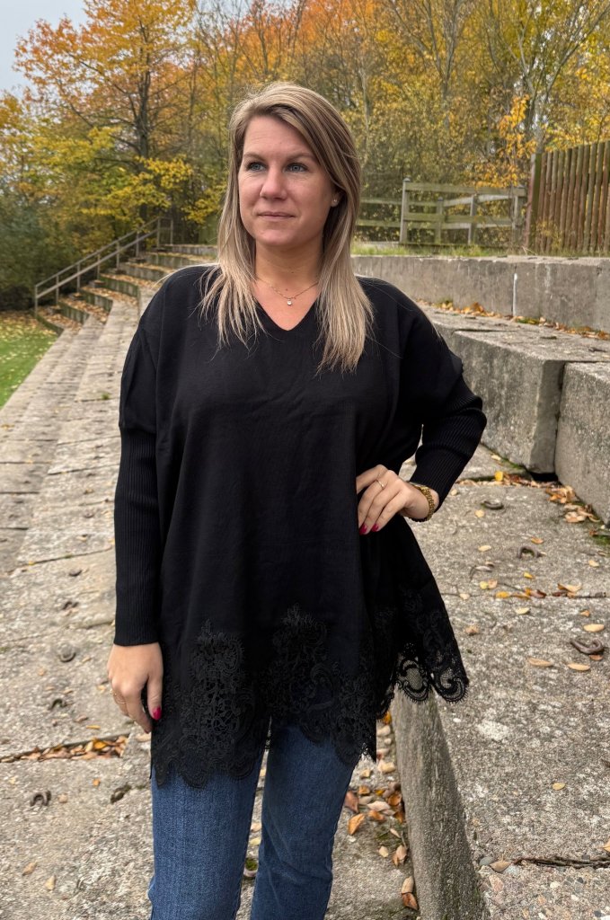 Linnea- Tröja med spets- Svart- Nyhet