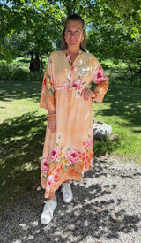 Livia maxiklänning blommig orange