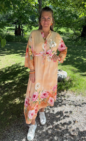 Livia maxiklänning blommig orange