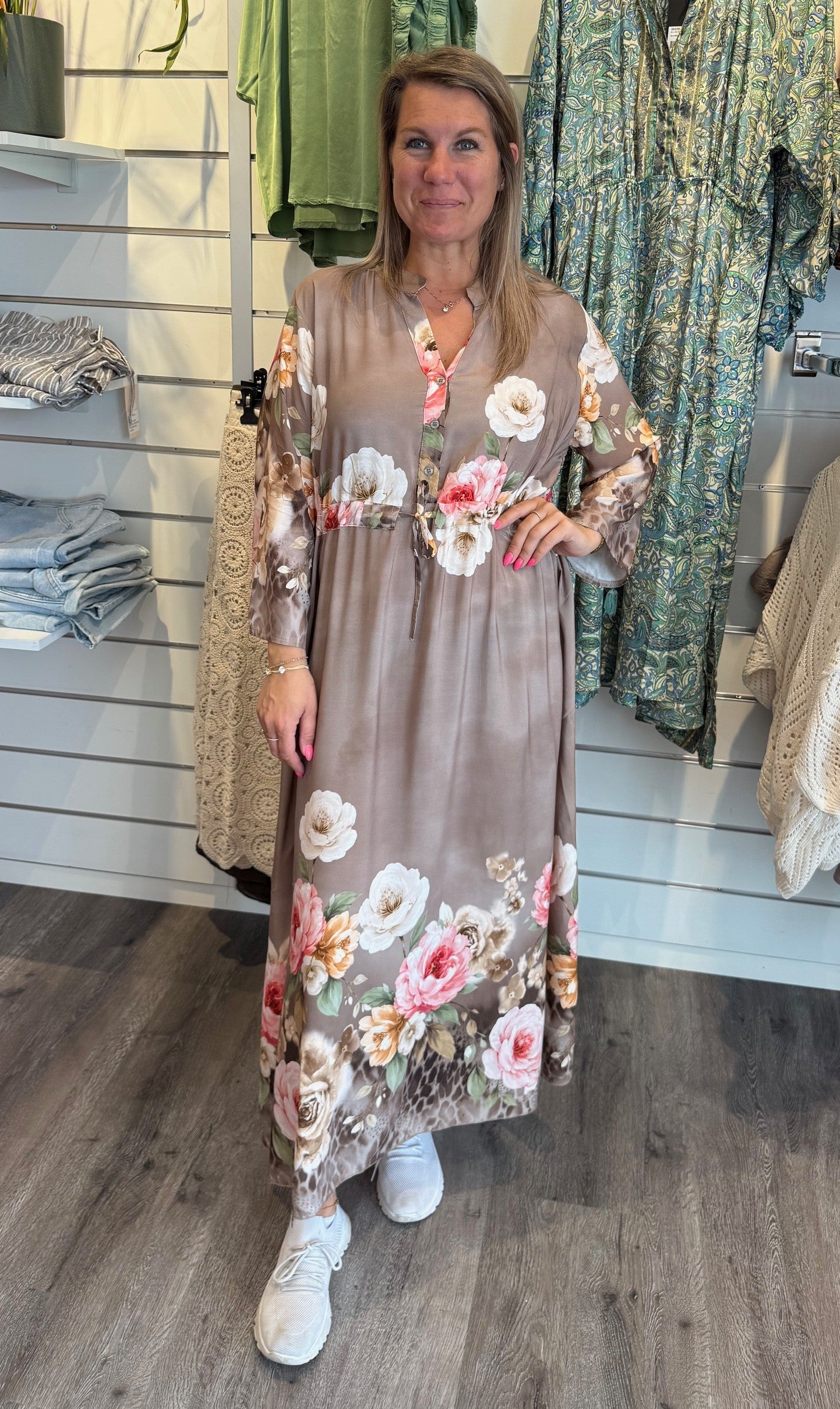 Livia maxiklänning blommig taupe