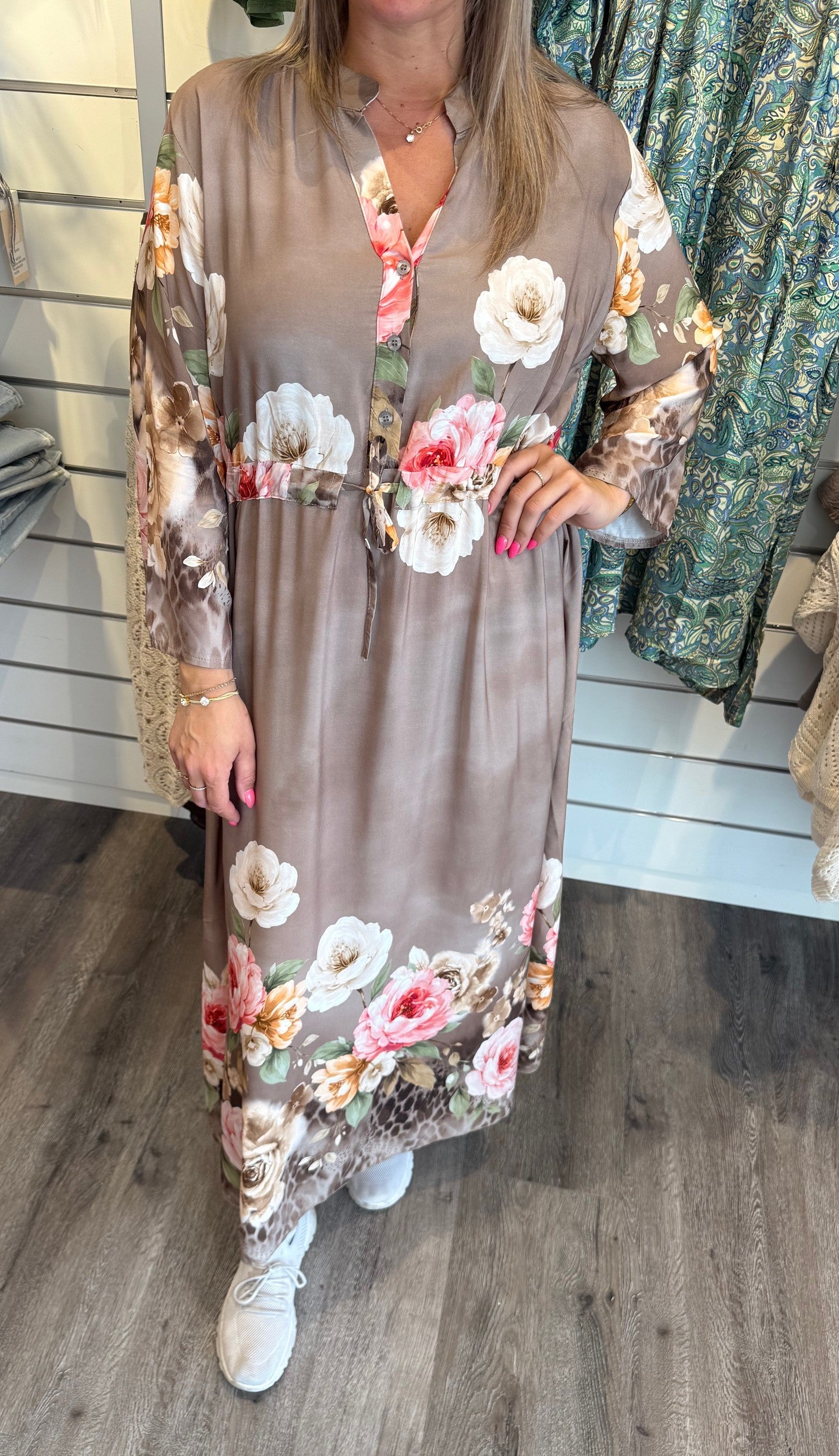 Livia maxiklänning blommig taupe