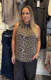Lucina Topp Leopard Camello