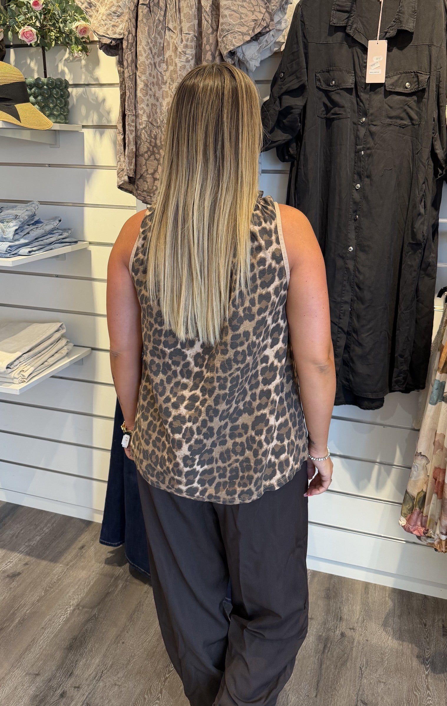 Lucina Topp Leopard Camello