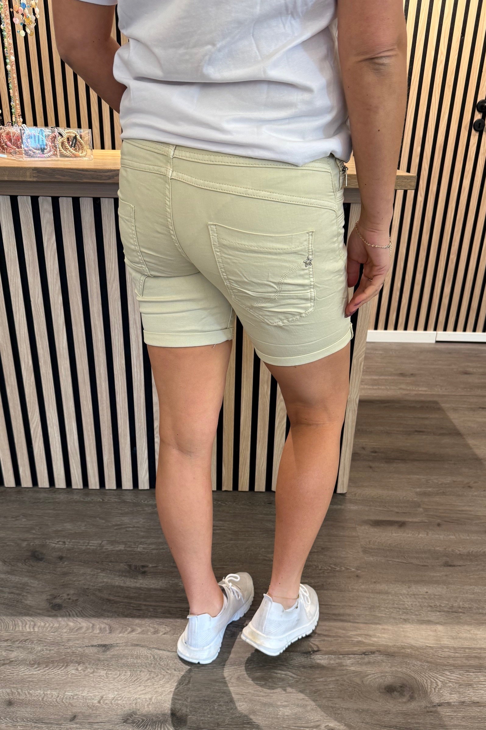 magdabeige4.jpg