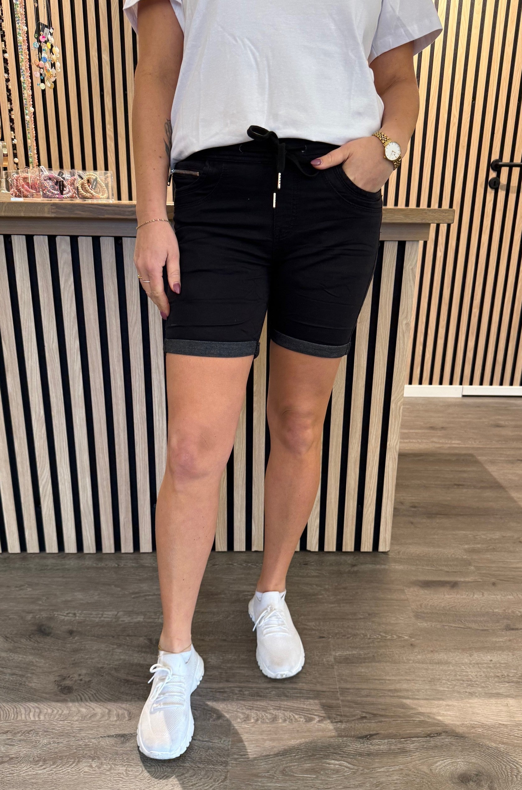 Magda - Shorts med Knyt - Svart
