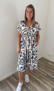 Mindy Kort Klänning - BladmönsterC17 - Navy