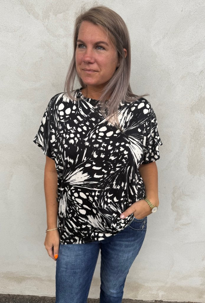 Leah- Topp - Mönster - Beige/Svart - Nyhet