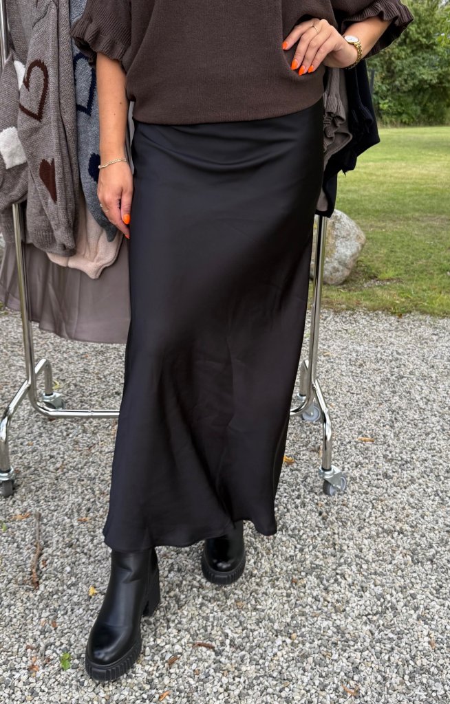 Nelly- Satinkjol -Svart- Nyhet