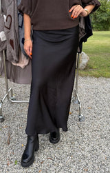 Nelly- Satinkjol -Svart- Nyhet