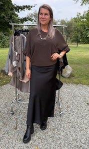 Nelly- Satinkjol -Svart- Nyhet