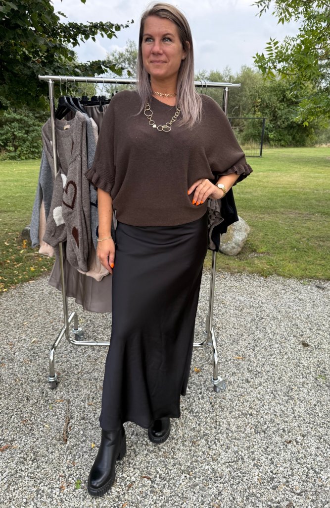 Nelly- Satinkjol -Svart- Nyhet