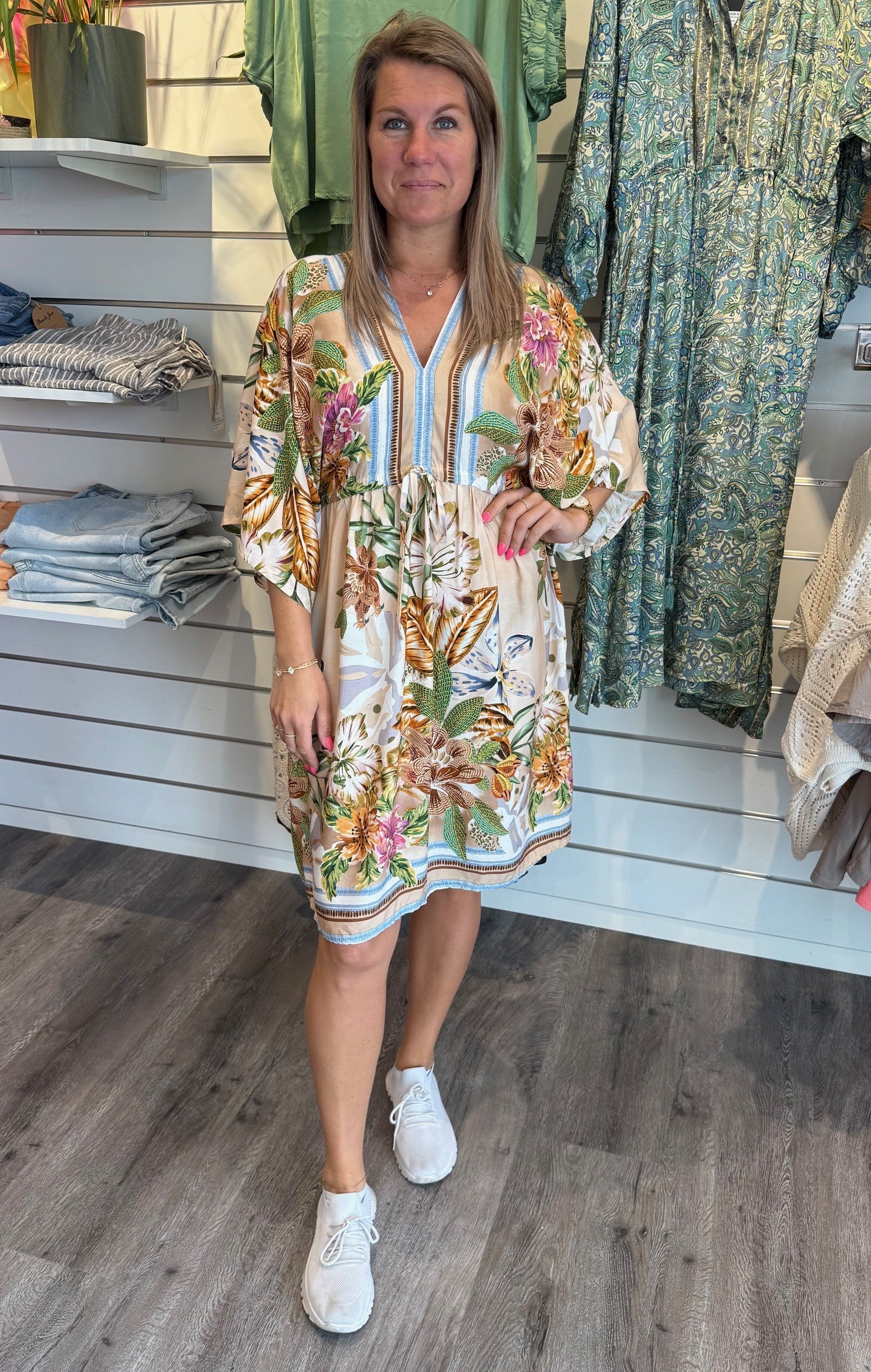 Nicole blommig klänning Beige