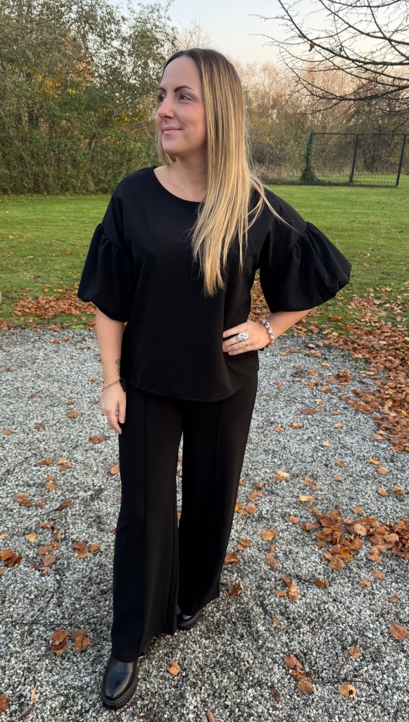 Olivia- Topp med puffarm - Svart - Nyhet