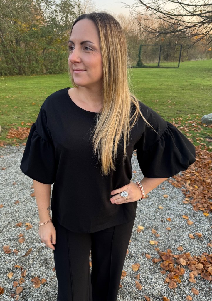 Olivia- Topp med puffarm - Svart - Nyhet