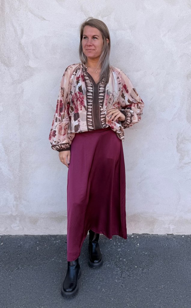 Olivia - Satinkjol - Bordo - Nyhet