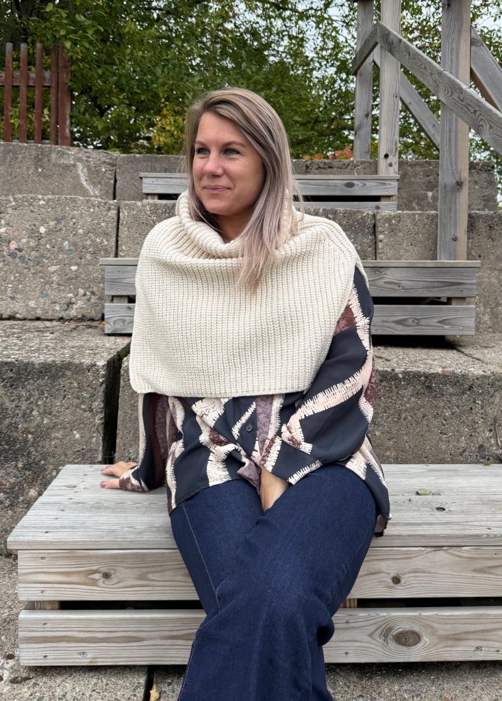 Mille - Stickad poncho krage - Beige- Nyhet