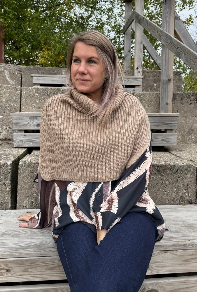 Mille - Stickad poncho krage - Taupe- Nyhet