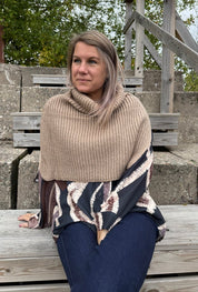 Mille - Stickad poncho krage - Taupe- Nyhet