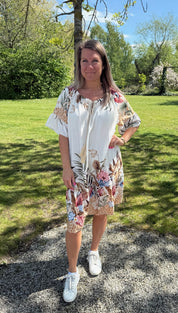 Prisca semesterklänning Flower Creme