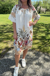 Prisca semesterklänning Flower Creme