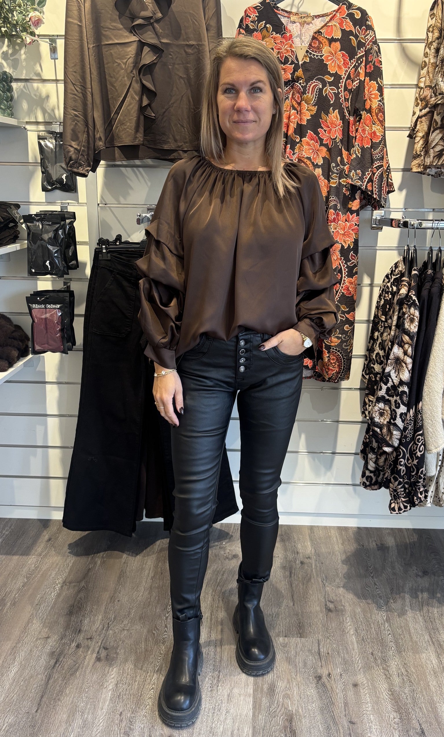 Raya Blus med volang Choco