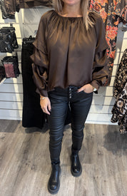 Raya Blus med volang Choco
